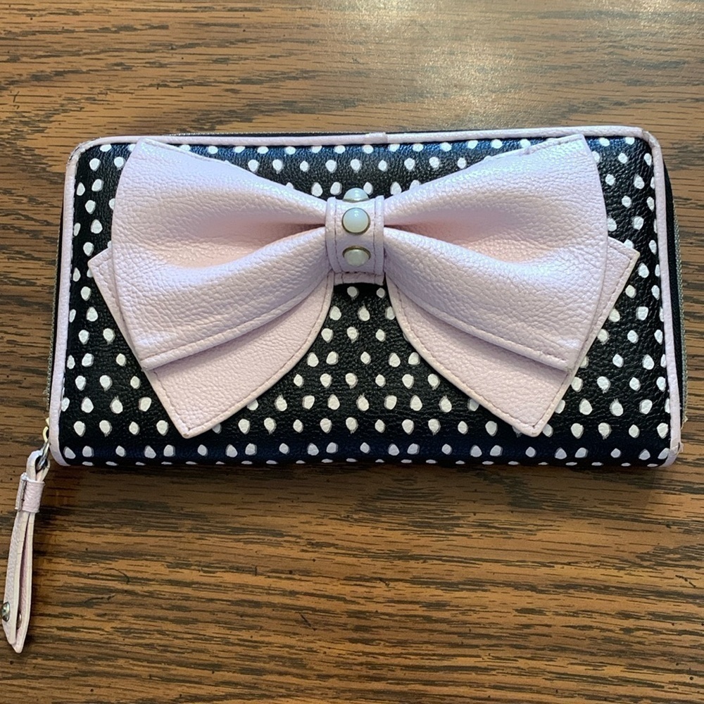 Betsy Johnson Large Zip Around Wallet. Black&Pink with Large Pink Bow.​​​​​​​​​​